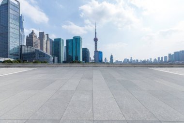 Panoramik ufuk çizgisi ve boş yolu olan modern iş binaları