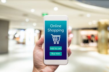 Akıllı telefon kadın elinde online alışveriş. Alışveriş merkezinde ba
