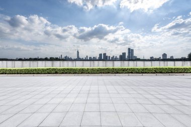 Panoramik ufuk çizgisi ve boş yolu olan modern iş binaları