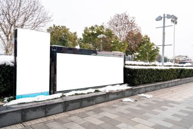 Alay kadar şehir backgr üzerinde dikey sokak poster billboard, boş