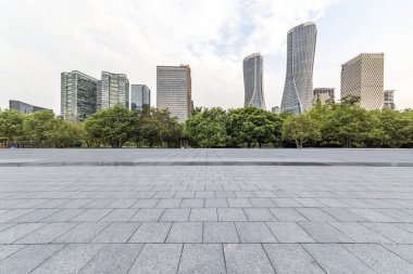 Panoramik ufuk çizgisi ve boş yolu olan modern iş binaları