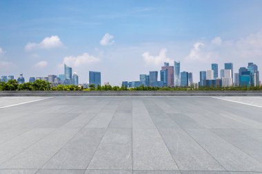 Panoramik ufuk çizgisi ve boş yolu olan modern iş binaları