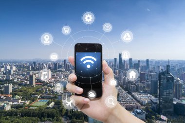 El akıllı telefon ve şehir arka planda internet WiFi ağ bağlantısı iletişim teknolojisini kullanarak