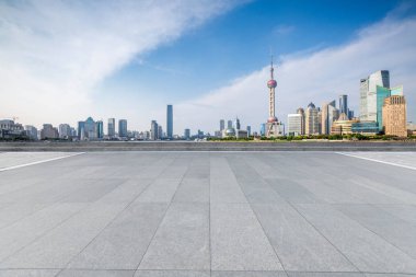 Panoramik ufuk çizgisi ve boş yolu olan modern iş binaları