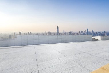 Panoramik ufuk çizgisi ve boş yolu olan modern iş binaları