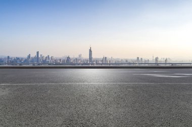 Panoramik ufuk çizgisi ve boş yolu olan modern iş binaları