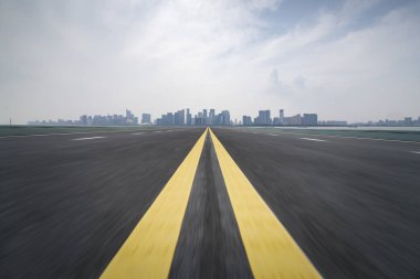 Panoramik ufuk çizgisi ve boş yolu olan modern iş binaları