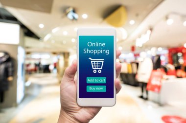 Akıllı telefon kadın elinde online alışveriş. Alışveriş merkezinde ba