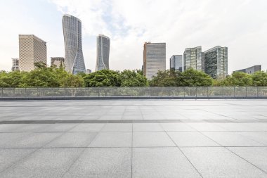 Panoramik ufuk çizgisi ve boş yolu olan modern iş binaları