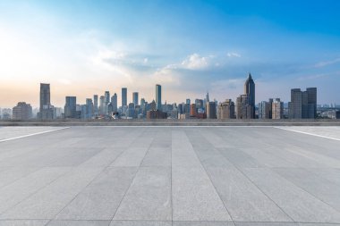 Panoramik ufuk çizgisi ve boş yolu olan modern iş binaları