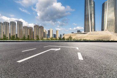 Panoramik silüet ve modern iş ofisi binaları