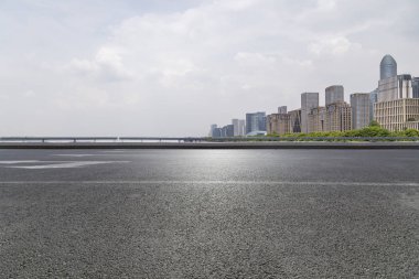 Panoramik ufuk çizgisi ve boş yolu olan modern iş binaları