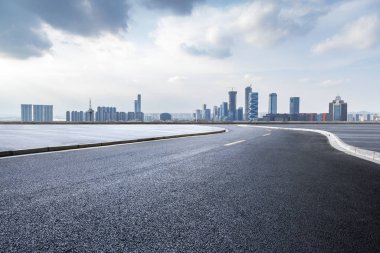 Panoramik ufuk çizgisi ve boş yolu olan modern iş binaları
