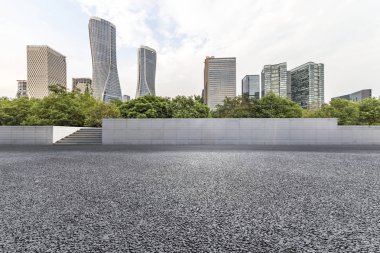 Panoramik ufuk çizgisi ve boş yolu olan modern iş binaları