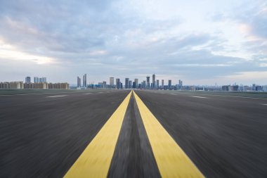 Panoramik silüet ve modern iş ofisi binaları