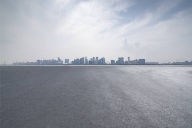 Panoramik ufuk çizgisi ve boş yolu olan modern iş binaları