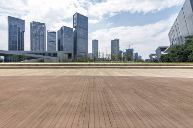 Panoramik ufuk çizgisi ve boş yolu olan modern iş binaları