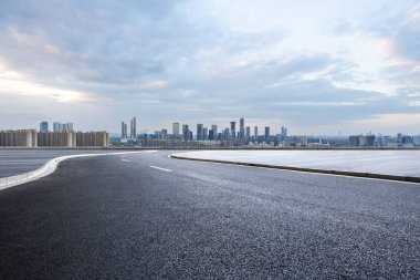 Panoramik silüet ve modern iş ofisi binaları