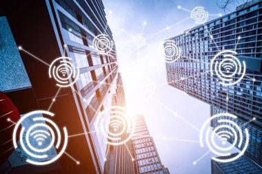 Wifi simgeleri bağlantısı, networ ile mavi tonda modern binalar