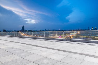 Panoramik siluet ve modern ofis binaları 