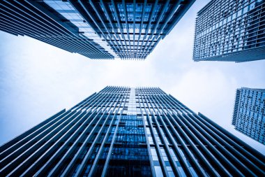 B karşı iş bölgesinde modern gökdelenlerin alttan görünüm