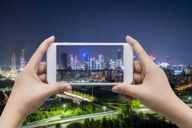 Şehir geri ile boş ekran akıllı telefon tutan işadamı el