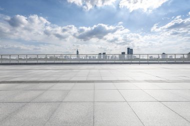 Panoramik ufuk çizgisi ve boş yolu olan modern iş binaları