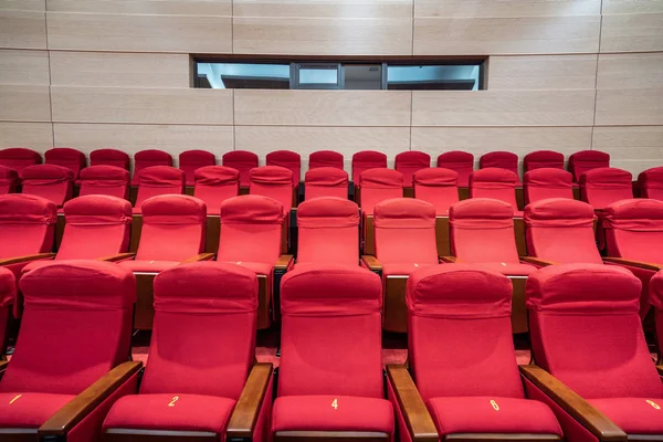 Reihen roter Sitze in einem Kinosaal — Stockfoto