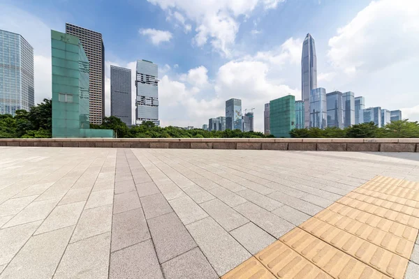 Skyline panoramique et immeubles de bureaux modernes avec vide — Photo