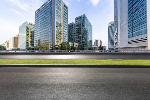 Skyline panorámico y modernos edificios de oficinas de negocios con vacío — Foto de Stock