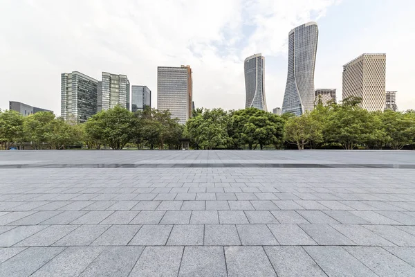 Panoramik Ufuk Çizgisi Boş Yolu Olan Modern Binaları — Stok fotoğraf