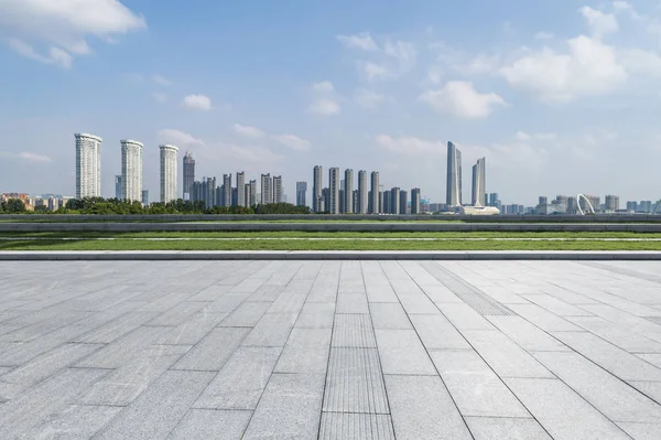 Panoramik ufuk çizgisi ve boş yolu olan modern iş binaları