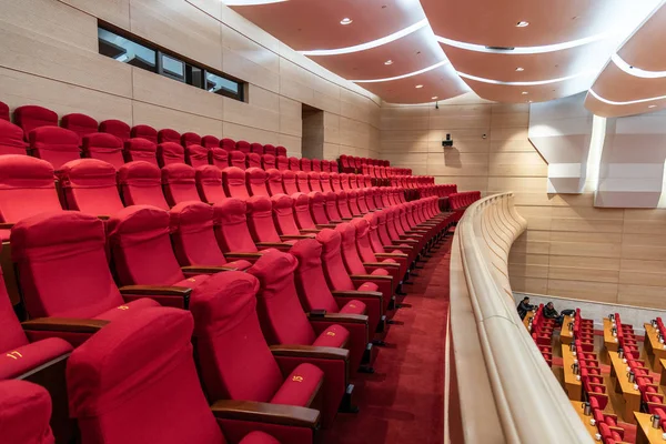 Σειρές κόκκινων καθισμάτων μέσα σε αίθουσα κινηματογράφου — Φωτογραφία Αρχείου