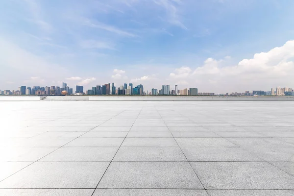 Skyline panorámico y modernos edificios de oficinas de negocios con vacío — Foto de Stock