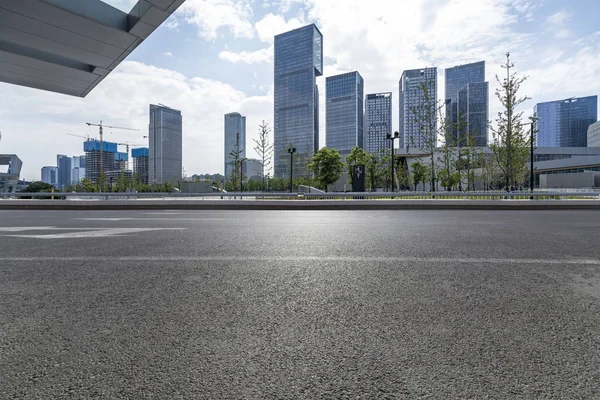 Skyline panorámico y modernos edificios de oficinas de negocios con vacío — Foto de Stock