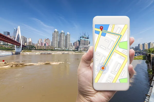 Mobiele GPS navigatie op mobiele telefoon met stad — Stockfoto