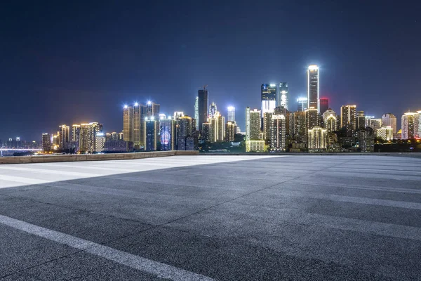 Skyline panoramico e moderni edifici per uffici con vuoto — Foto Stock