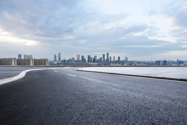 Panoramik silüet ve modern iş ofisi binaları