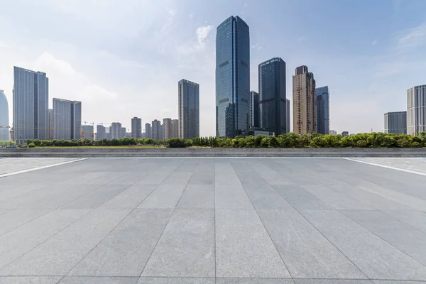 Панорамний Краєвид Сучасні Бізнес Офісні Будівлі Порожньою Дорогою — стокове фото