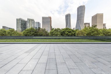 Panoramik ufuk çizgisi ve boş yolu olan modern iş binaları
