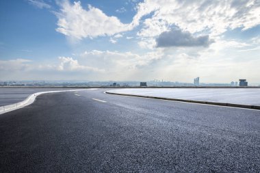Panoramik silüet ve modern iş ofisi binaları