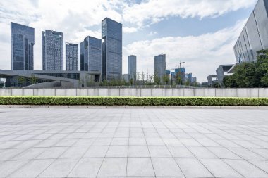 Panoramik ufuk çizgisi ve boş yolu olan modern iş binaları