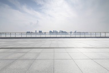 Panoramik ufuk çizgisi ve boş yolu olan modern iş binaları