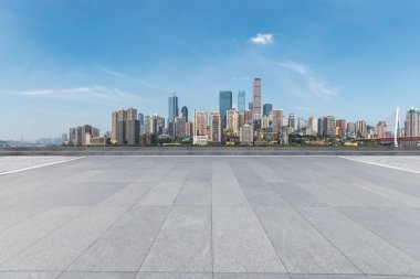 Panoramik ufuk çizgisi ve boş yolu olan modern iş binaları