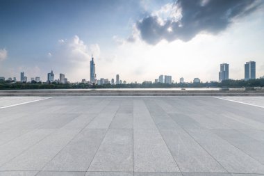 Panoramik ufuk çizgisi ve boş yolu olan modern iş binaları