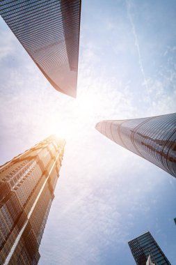B karşı iş bölgesinde modern gökdelenlerin alttan görünüm