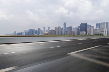 Panoramik ufuk çizgisi ve boş yolu olan modern iş binaları