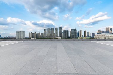 Panoramik ufuk çizgisi ve boş yolu olan modern iş binaları