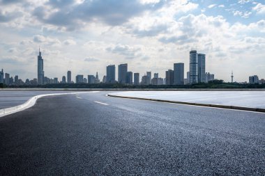 Panoramik silüet ve modern iş ofisi binaları