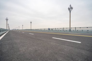 Panoramik ufuk çizgisi ve şehirde boş yol 